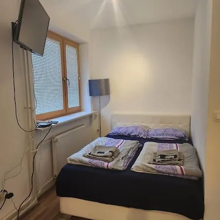 Cozy Near The With Free Parking شقة