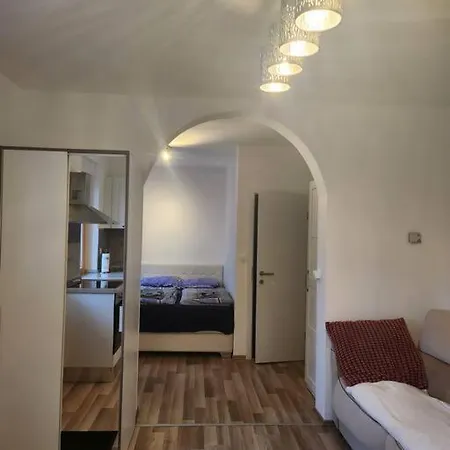 Apartment Cozy Apartment Near The City With Free Parking